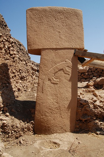 ©Klaus Schmidt. A T-shaped pillar with modern supports