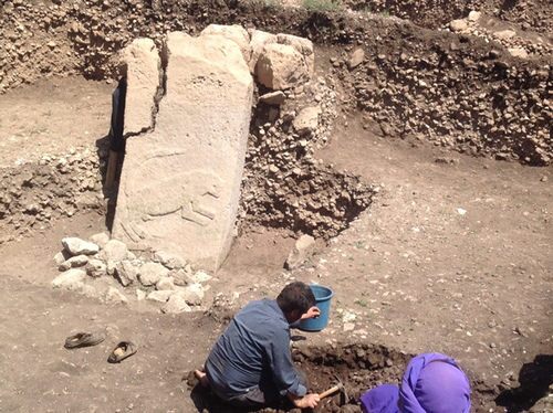 ©K.G. Akoglu. Stone pillar with a severe crack leading to break out, granular disintegration, discoloration and biological deposition